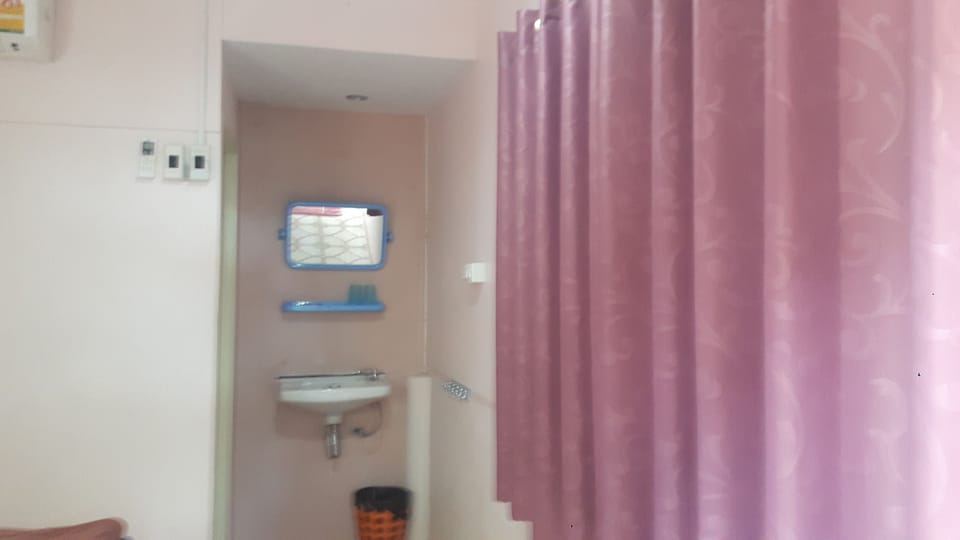 Standard Private Bathroom | Free WiFi