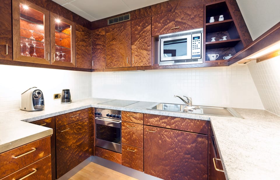 Suite | Private kitchen | Coffee/tea maker, electric kettle, reusable coffee/tea filters