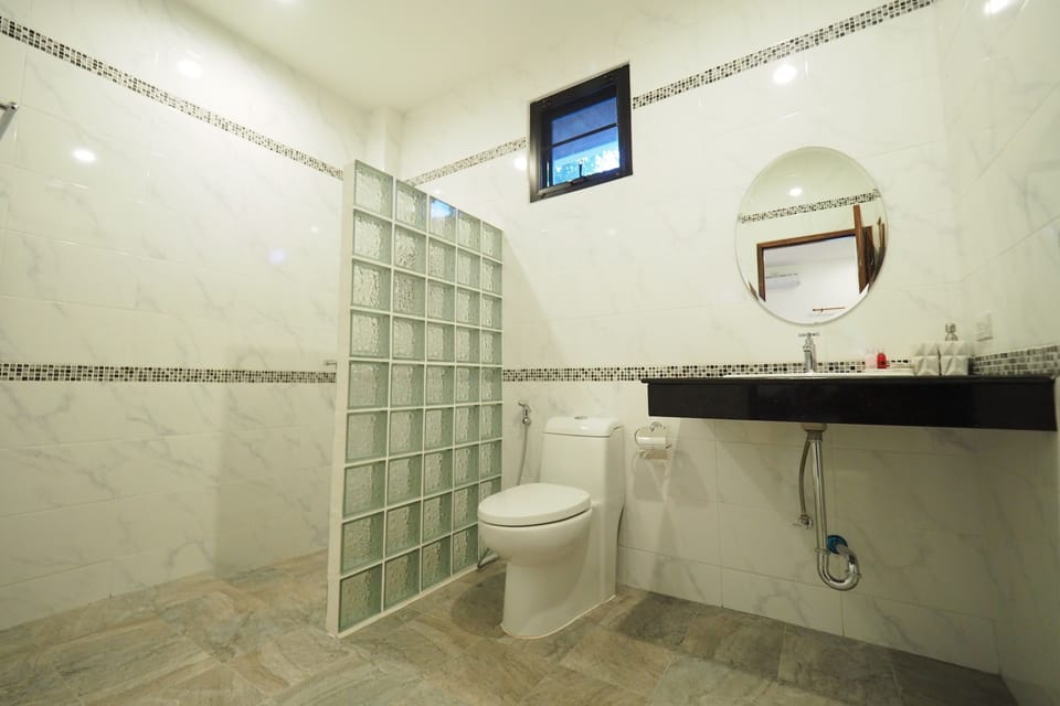 Superior Room, 1 Bedroom, Patio, Garden View | Bathroom | Shower, free toiletries, hair dryer, bathrobes