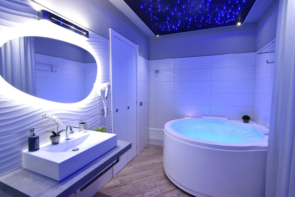 Luxury Suite | Private spa tub