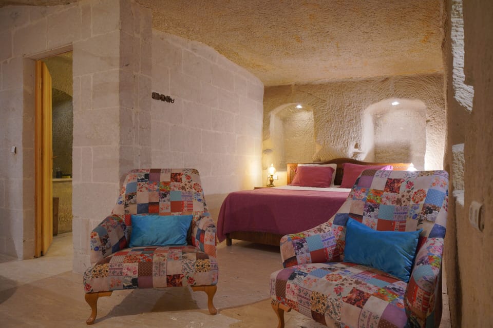 Family Suite (Cave) | Minibar, individually decorated, individually furnished, desk