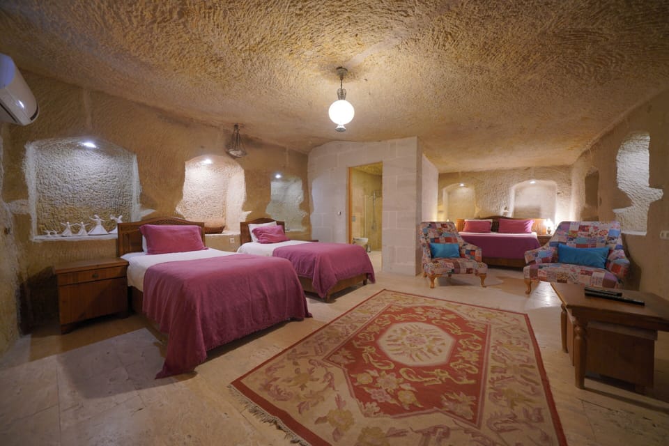 Family Suite (Cave) | Minibar, individually decorated, individually furnished, desk