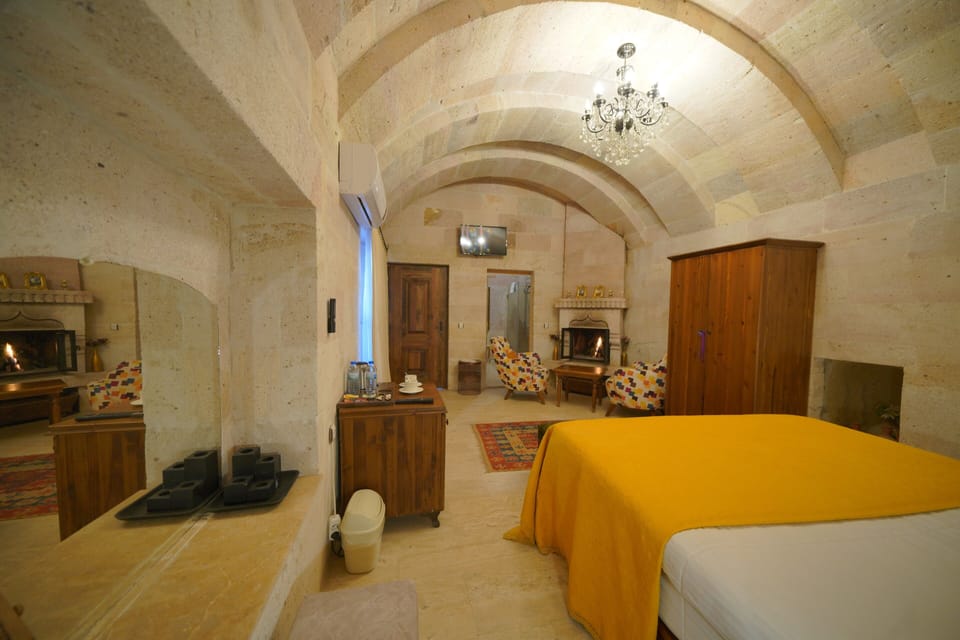 Traditional Room, 1 Queen Bed | Minibar, individually decorated, individually furnished, desk