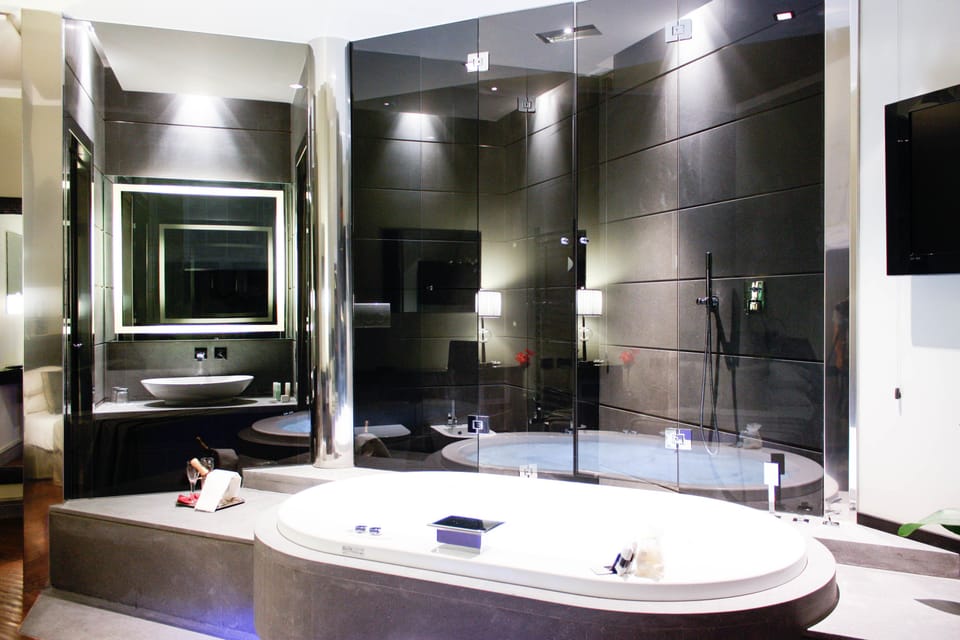 Junior Suite, Jetted Tub | Bathroom | Free toiletries, hair dryer, towels