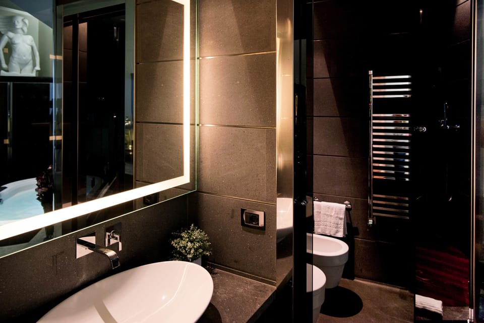 Junior Suite, Jetted Tub | Bathroom | Free toiletries, hair dryer, towels