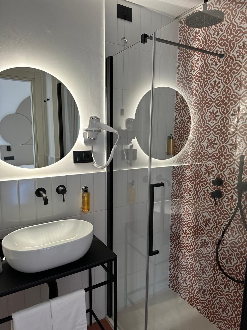 Standard Double or Twin Room | Bathroom | Shower, free toiletries, hair dryer, bidet