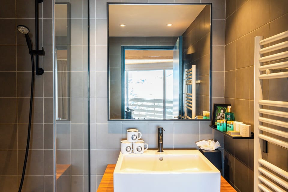 Top Floor Terrasse | Bathroom | Free toiletries, hair dryer, bathrobes, slippers