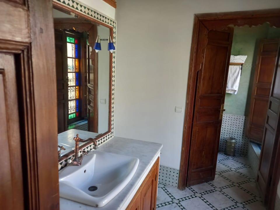 Senior Suite | Bathroom | Free toiletries, hair dryer, towels