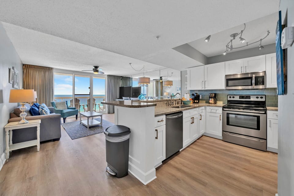 Elite Condo 1 Bedroom 2 Bathrooms Ocean View 14th Floor | Private kitchen | Full-size fridge, microwave, oven, stovetop