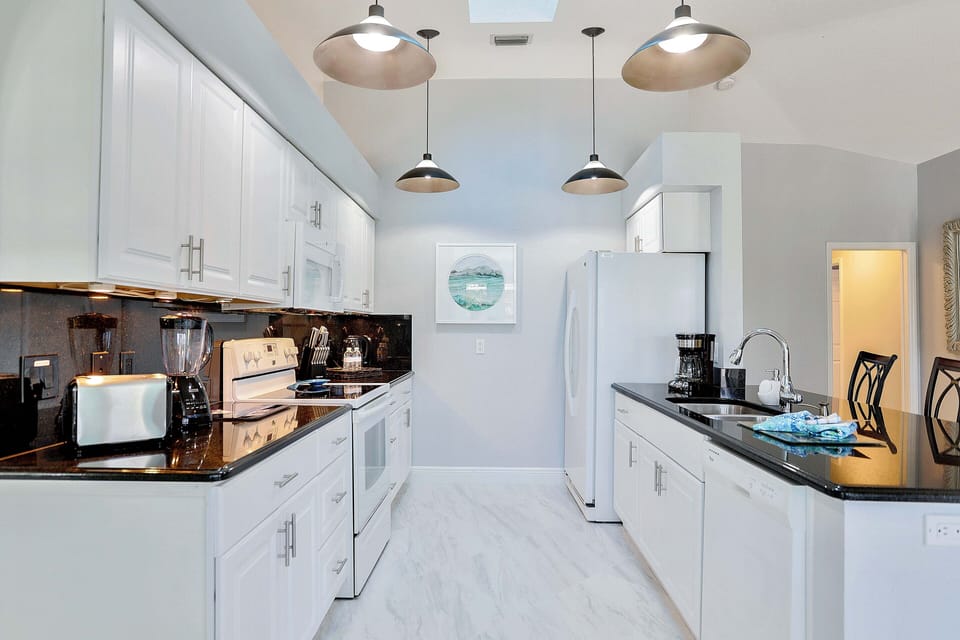 Full-size fridge, microwave, oven, stovetop
