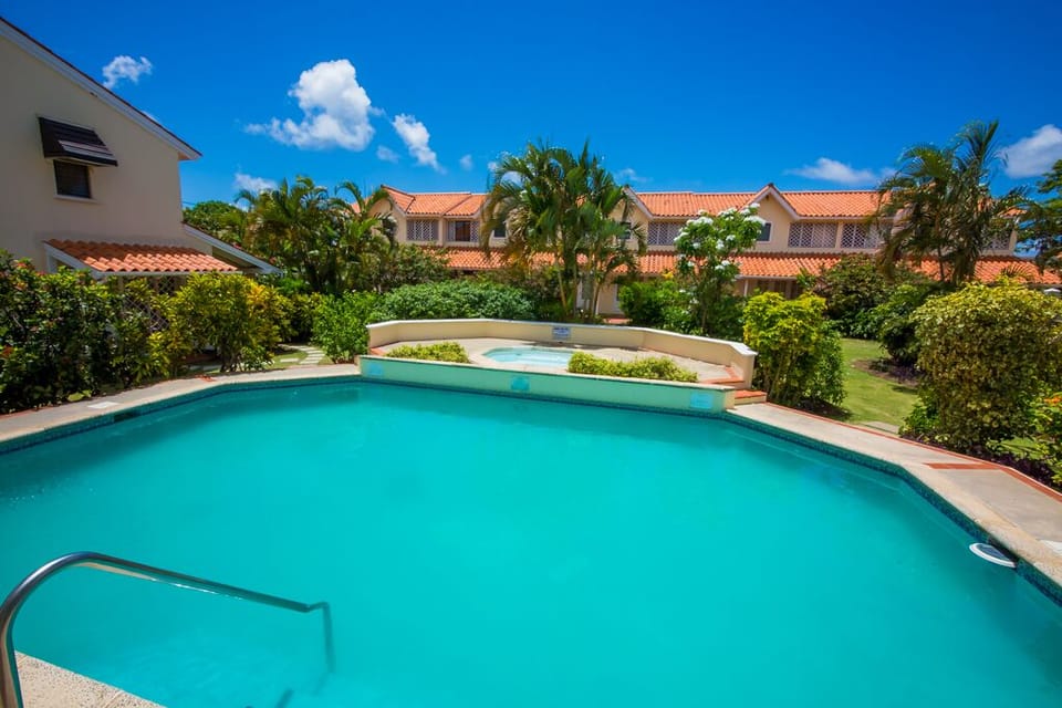 Pool and whirlpool