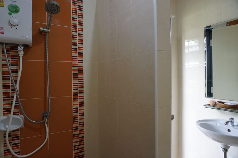 Superior Double Room | Bathroom | Shower, free toiletries, towels