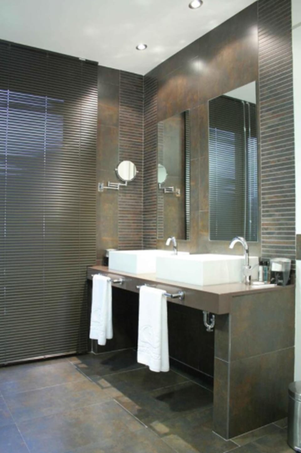 Junior Suite, Hot Tub | Bathroom | Combined shower/tub, free toiletries, hair dryer, bidet