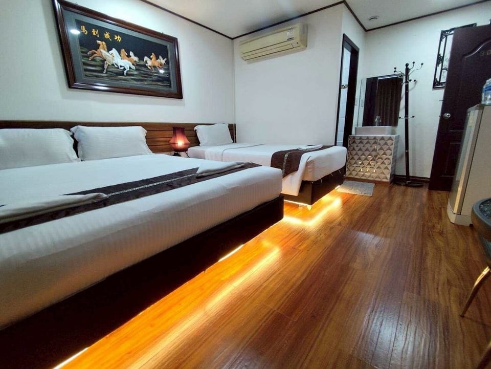 Deluxe Triple Room | Desk, blackout drapes, soundproofing, WiFi (free)