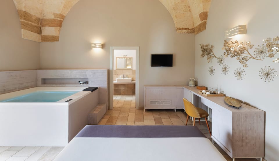 Premium Double Room, Jetted Tub | Minibar, in-room safe, desk, soundproofing