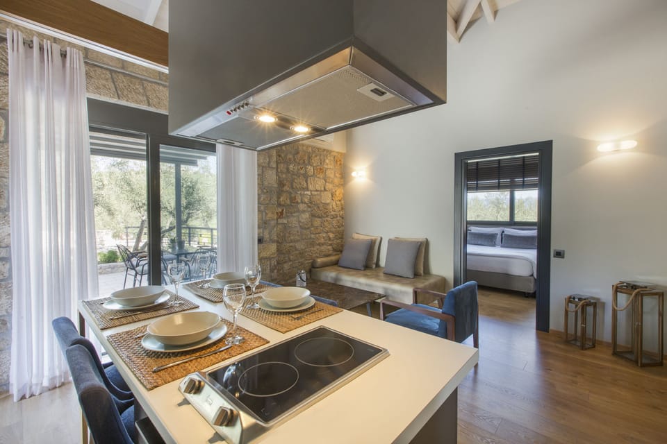 Deluxe Apartment, Hot Tub | In-room safe, soundproofing, iron/ironing board, free cribs/infant beds