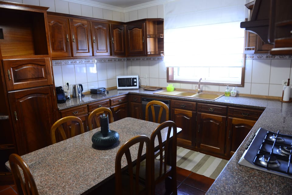 House, 4 Bedrooms, Terrace, Mountain View | Private kitchen | Fridge, microwave, oven, stovetop