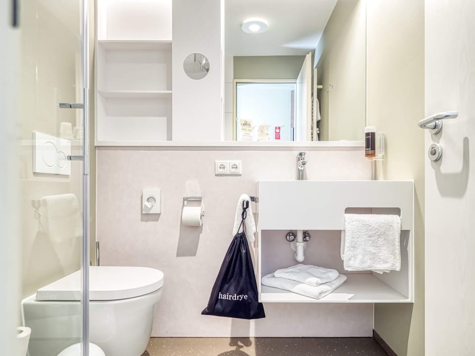 Single Room | Bathroom | Free toiletries, hair dryer, towels