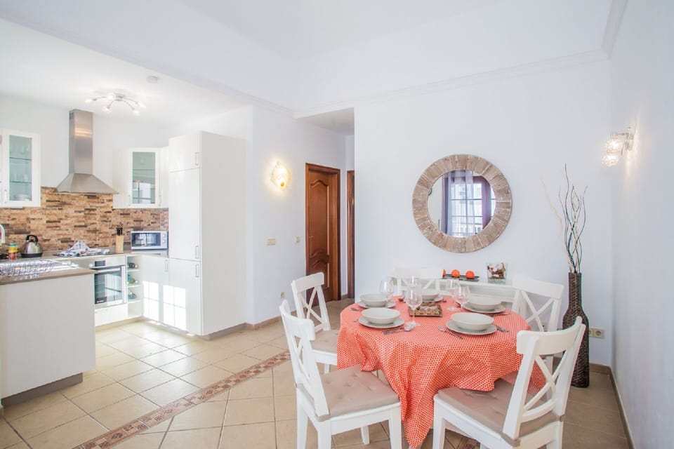 Kitchen & dining area