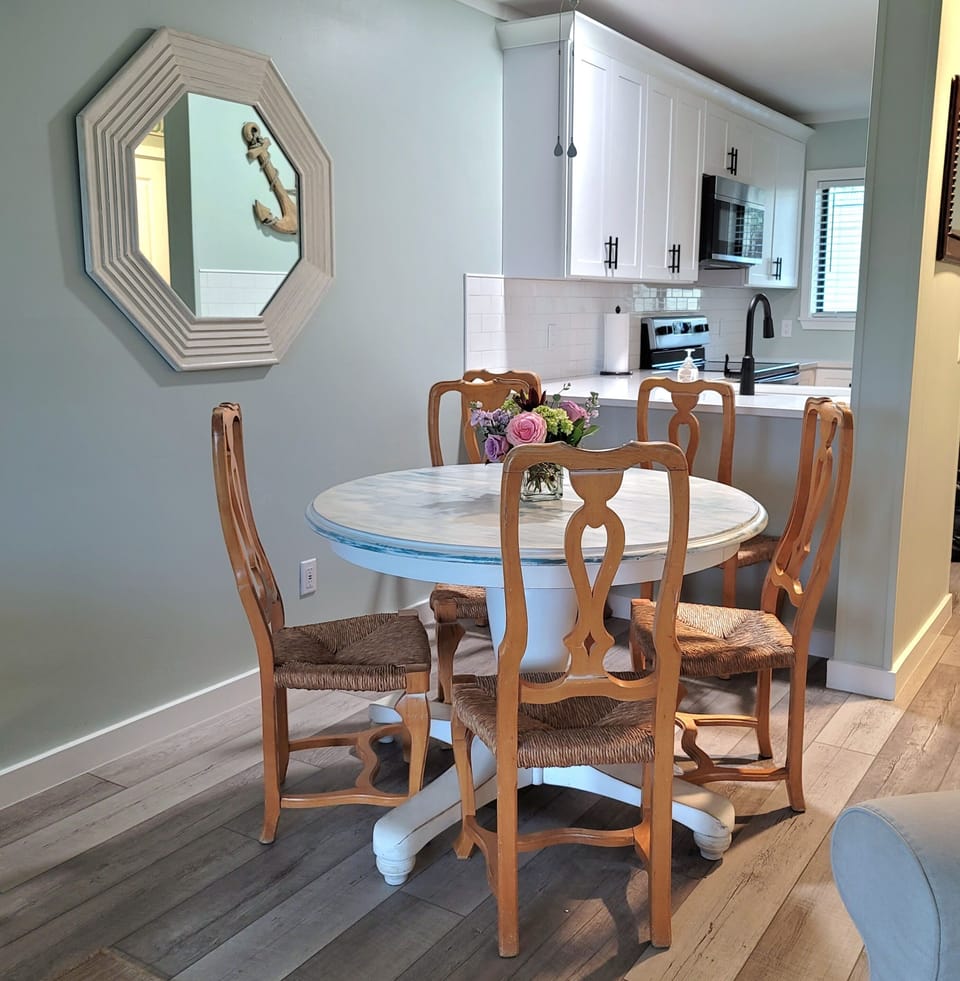 Dining Area with Seating for Six