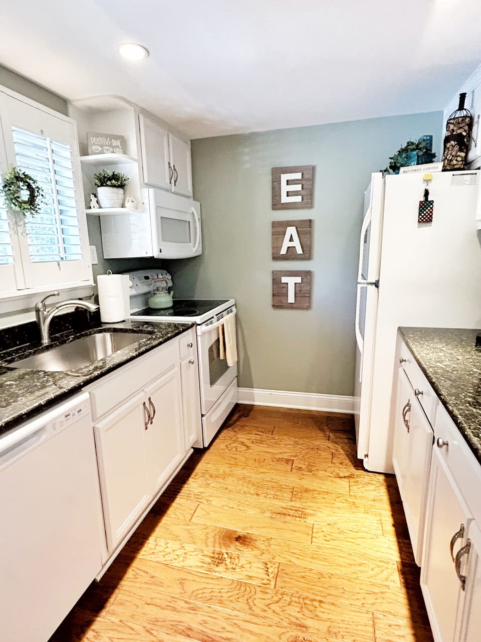 Fully equipped and stocked kitchen 