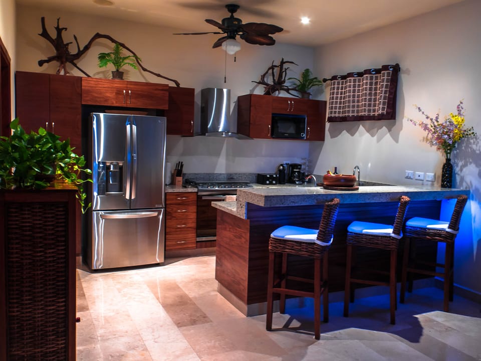Beautifully appointed kitchen w/ bar sink, 6-burner stove, ice/water fridge, +! 
