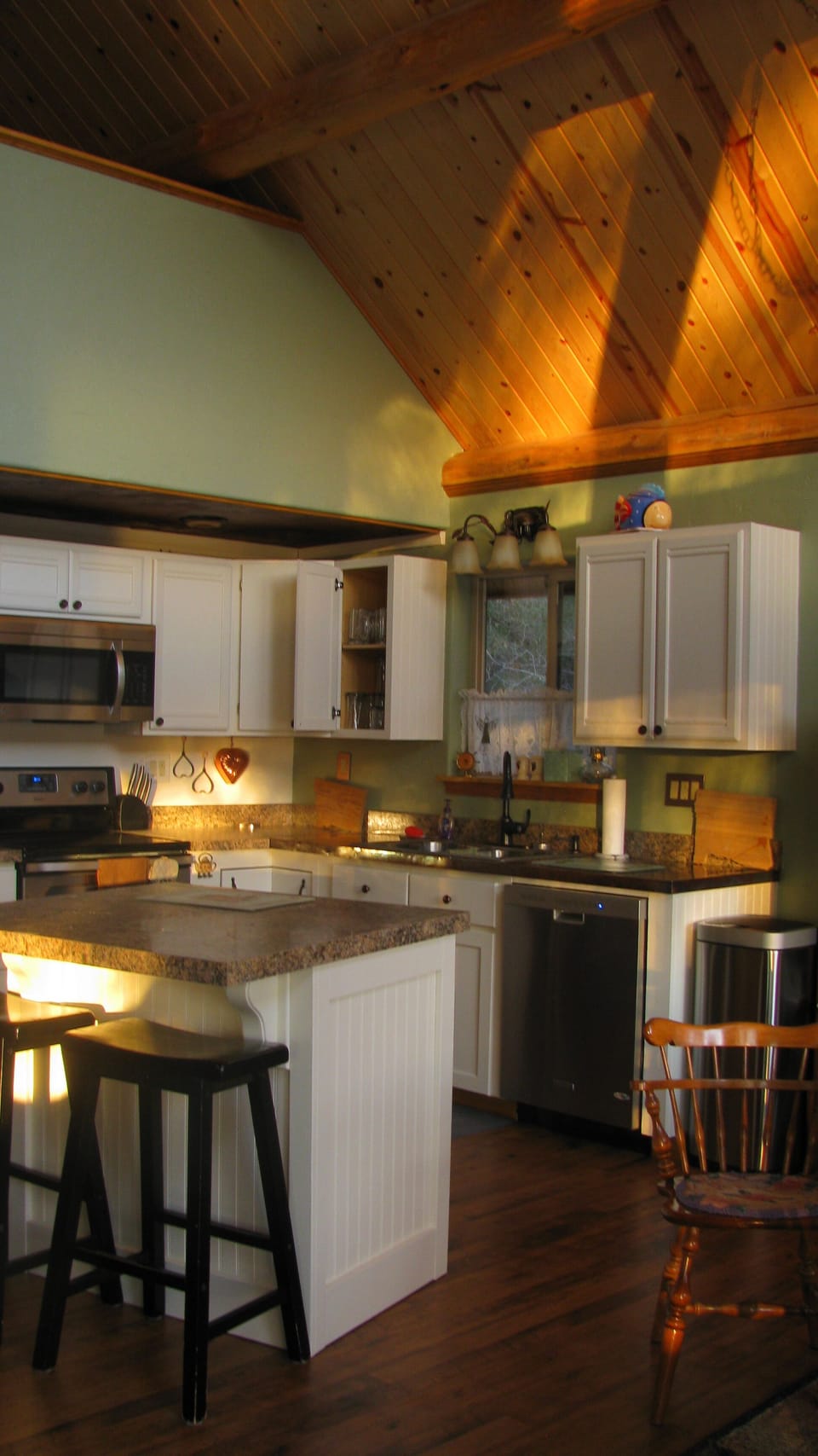 Modern, convenient kitchen allows you to fix great meals for making memories!