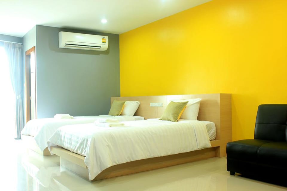 Deluxe Twin Room | In-room safe, rollaway beds (surcharge), WiFi (free)