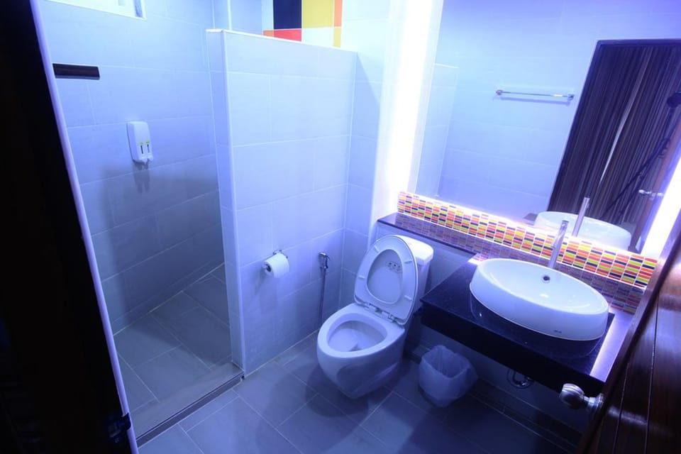 Shower, free toiletries, towels