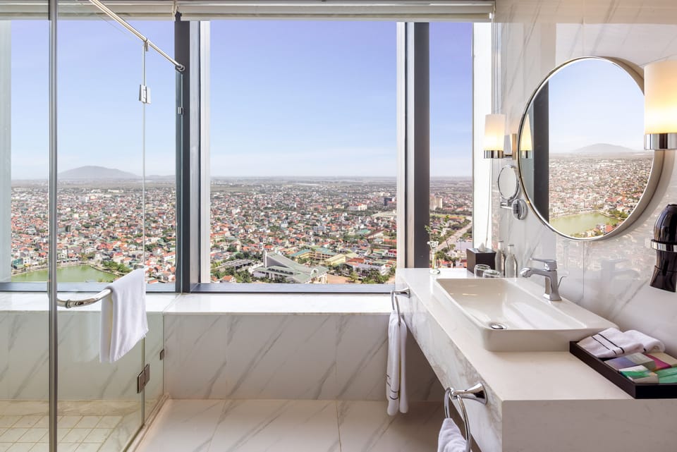 Deluxe Room (Corner) | Bathroom | Free toiletries, hair dryer, bathrobes, slippers