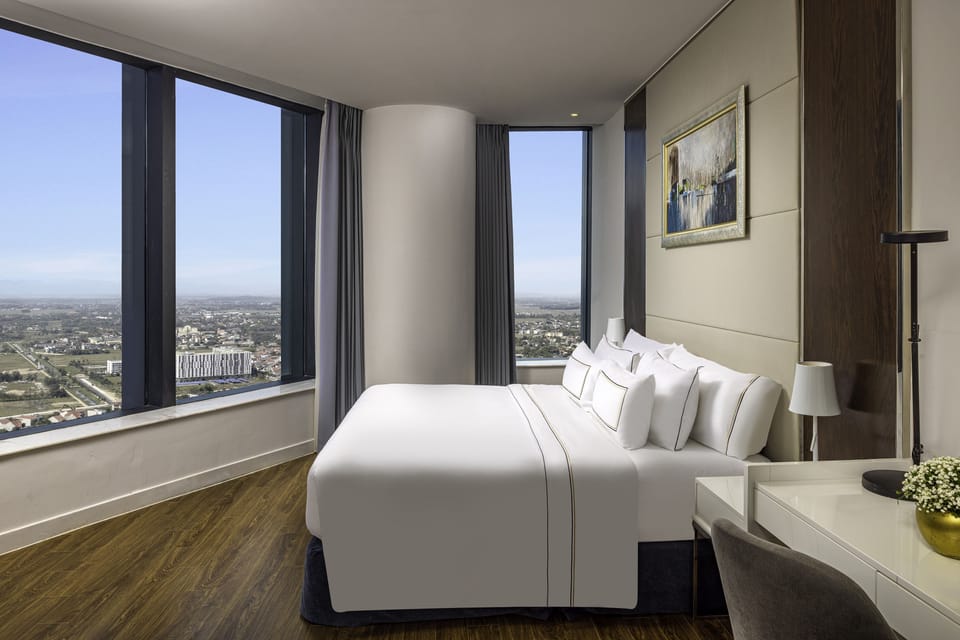 Deluxe Room (Corner) | Premium bedding, memory foam beds, minibar, in-room safe