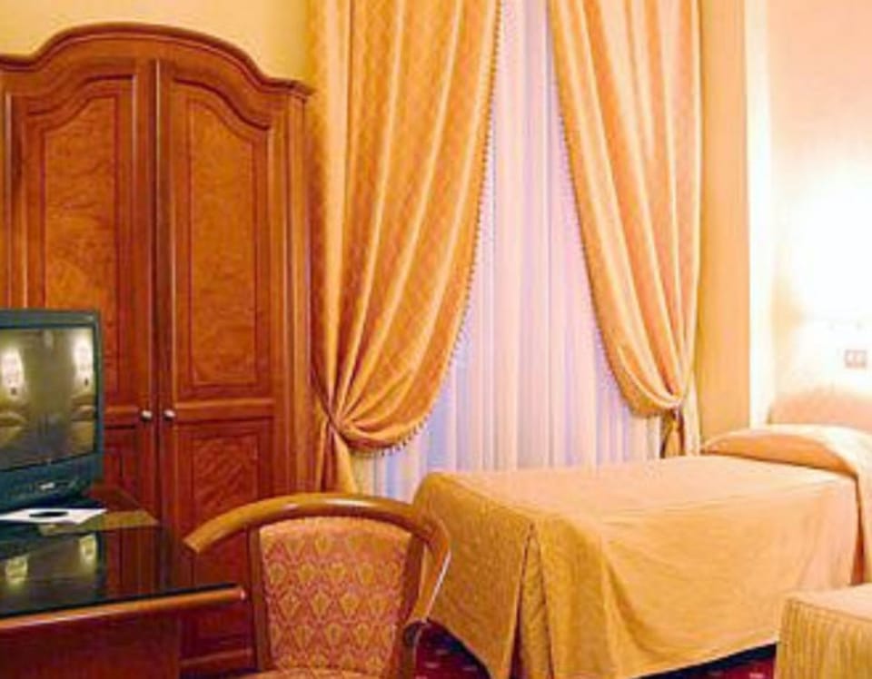 Single Room | Minibar, in-room safe, desk, free WiFi