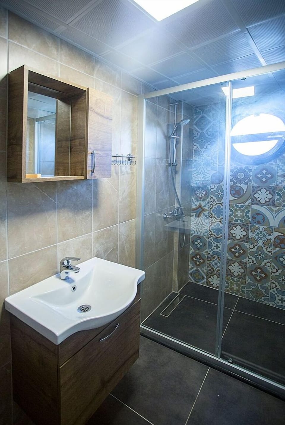 Economy Double Room (No View, Basement) | Bathroom | Shower, free toiletries, hair dryer, slippers