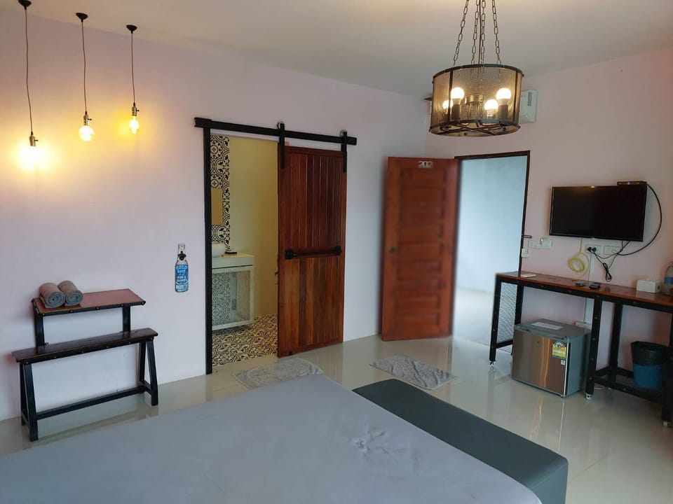 Standard Room, Pool Access | Bathroom | Shower, free toiletries