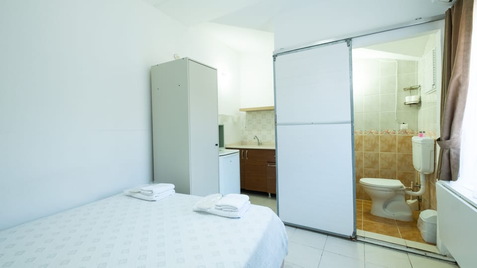 Economy Double Room | Desk, bed sheets