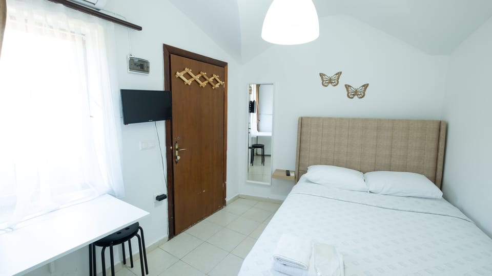 Economy Double Room | Desk, bed sheets