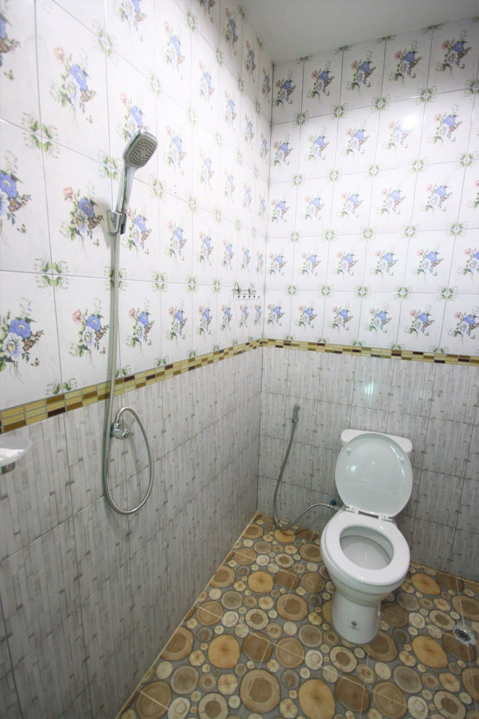 Standard Double Room | Bathroom | Shower, free toiletries, towels