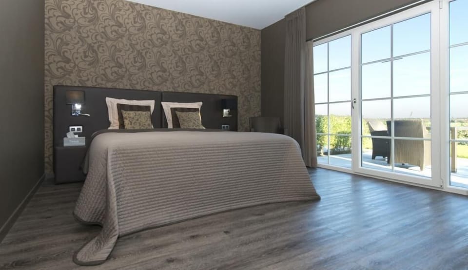 Deluxe Double Room | Minibar, individually decorated, desk, laptop workspace