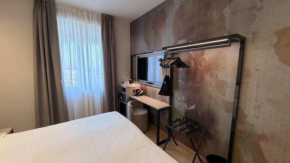 Comfort Room, 1 King Bed, Non Smoking (Converts to 2 Twin Beds) | Down comforters, minibar, in-room safe, desk