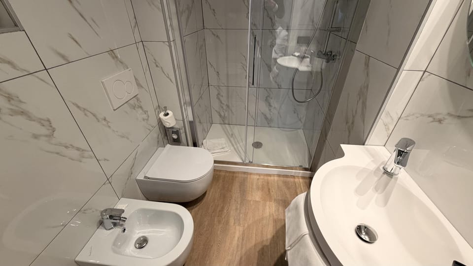 Comfort Room, 1 King Bed, Non Smoking (Converts to 2 Twin Beds) | Bathroom | Combined shower/tub, free toiletries, hair dryer, bidet