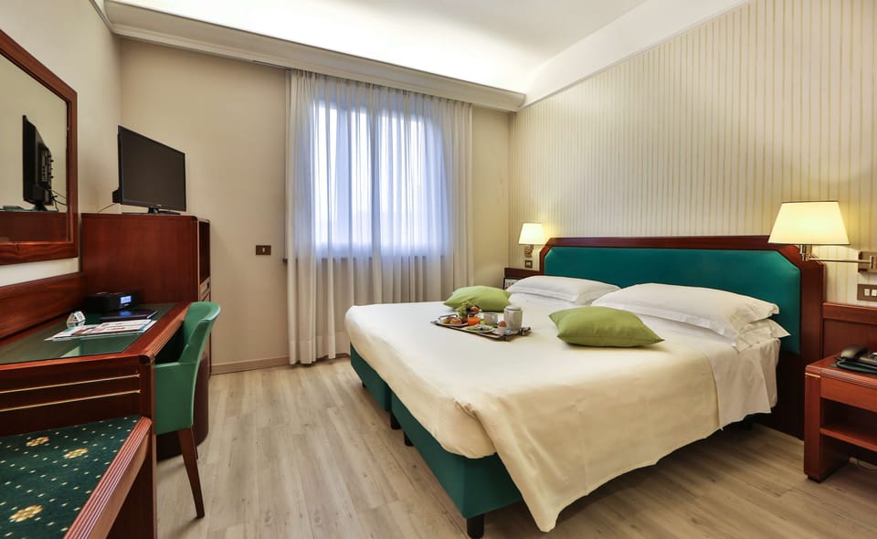 Standard Room, 1 Queen Bed | Down comforters, minibar, in-room safe, individually furnished