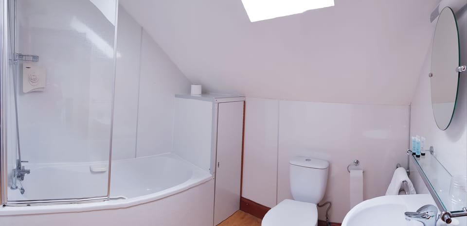 Twin Room | Bathroom | Free toiletries, hair dryer, towels
