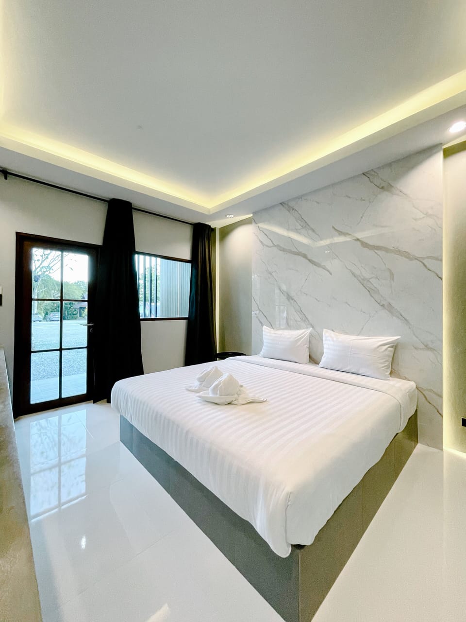 Deluxe Studio | Laptop workspace, rollaway beds (surcharge), WiFi (free)