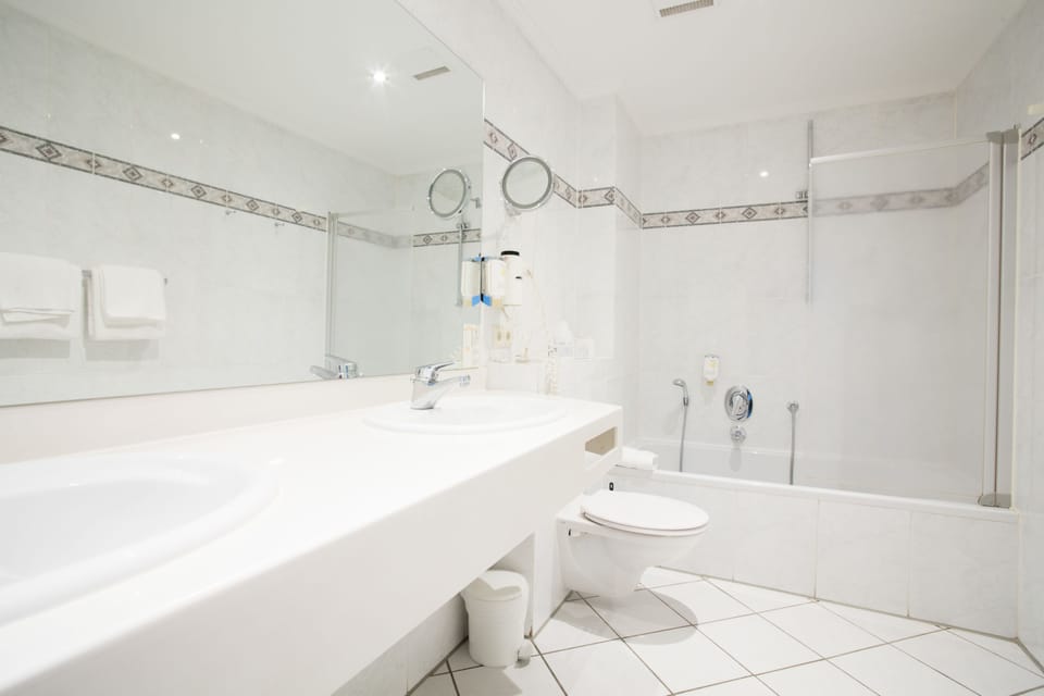 Comfort Double Room | Bathroom | Shower, free toiletries, hair dryer, towels