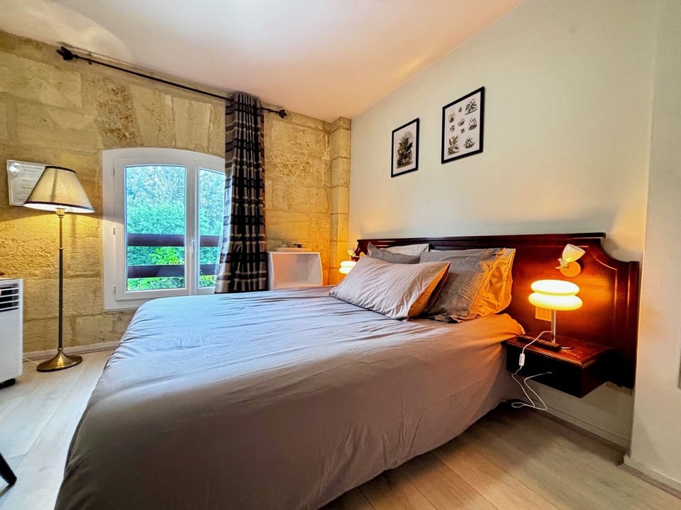 Chambre Single Confort 1 grand lit | Desk, laptop workspace, soundproofing, free WiFi