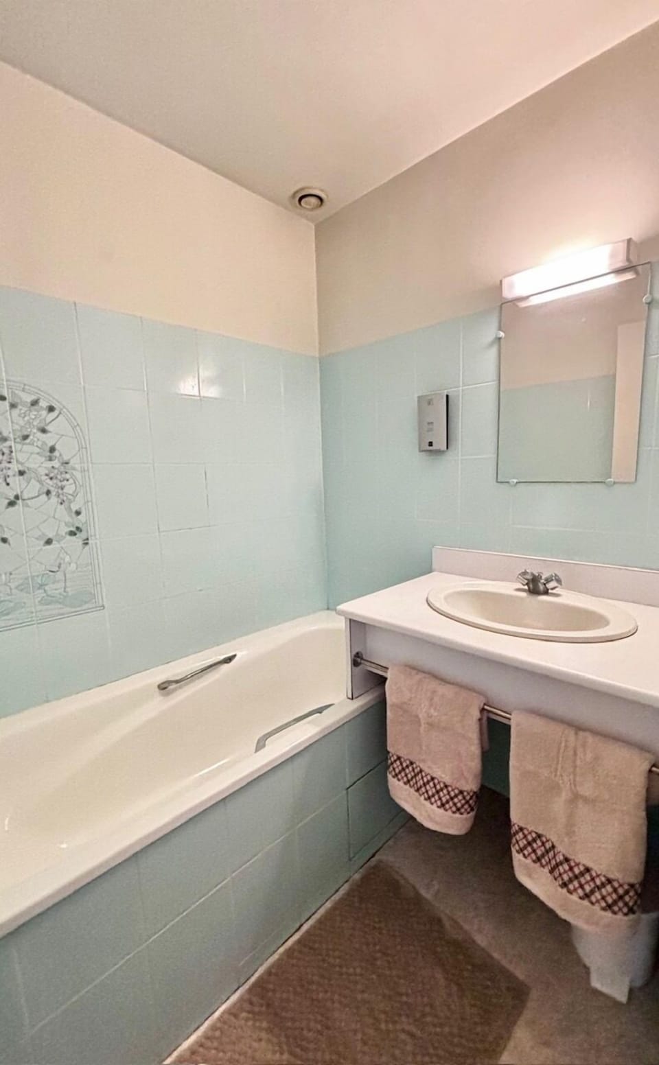 Chambre Single Confort 1 grand lit | Bathroom | Bathtub, free toiletries, hair dryer, towels
