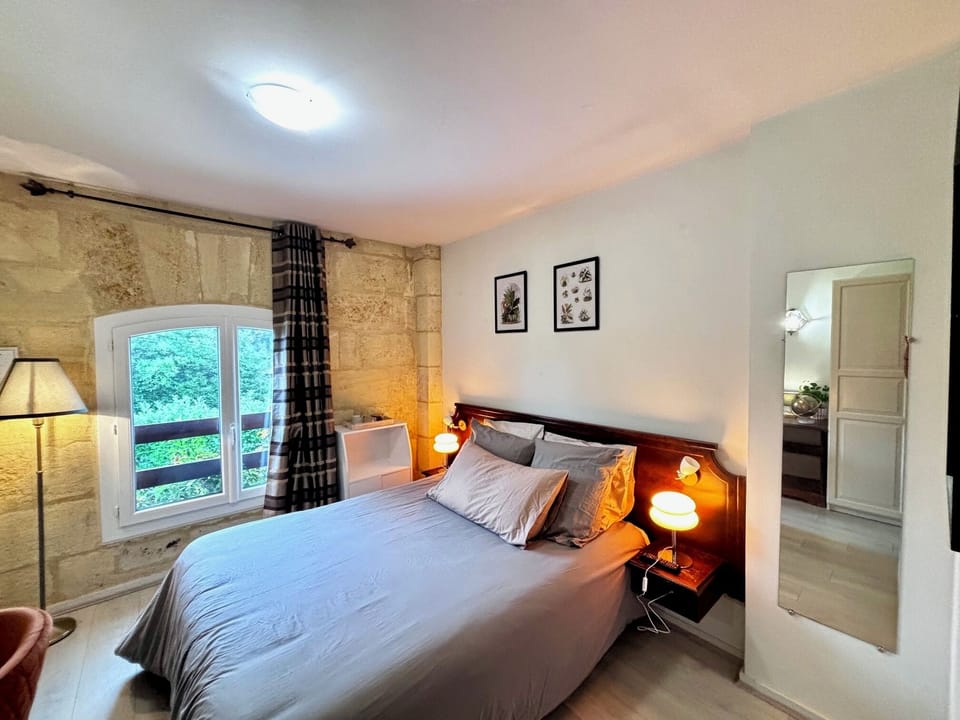 Chambre Single Confort 1 grand lit | Desk, laptop workspace, soundproofing, free WiFi
