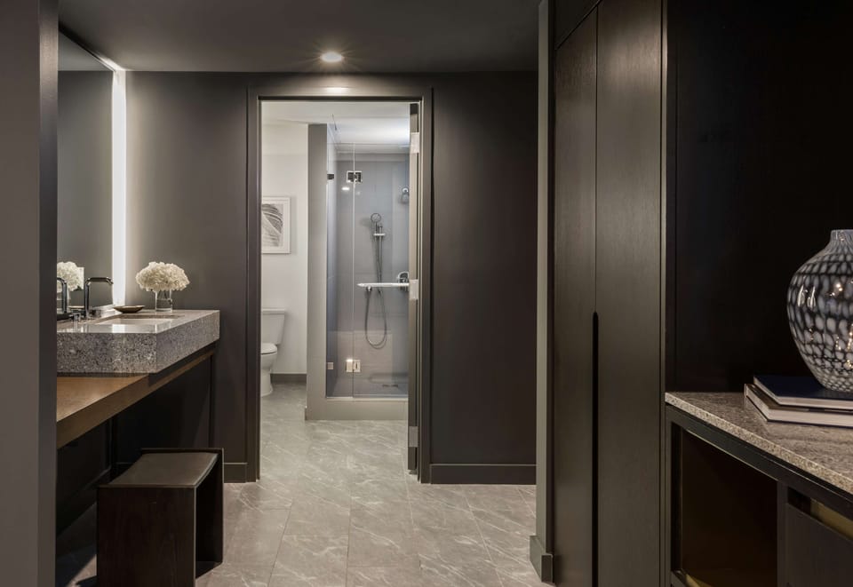 Deluxe Room, 1 King Bed | Bathroom | Combined shower/tub, free toiletries, hair dryer, towels