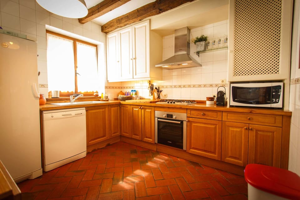Traditional Chalet, 4 Bedrooms, City View (Panadero) | Private kitchen | Fridge, microwave, oven, stovetop