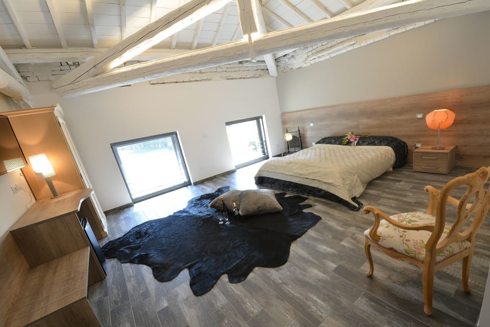 Desk, soundproofing, free WiFi, bed sheets